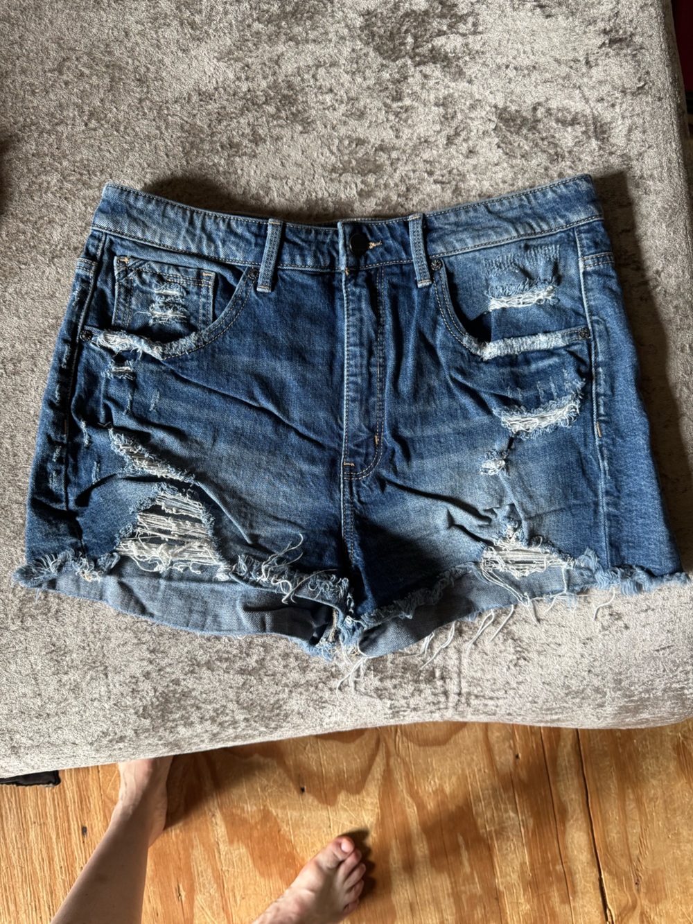 Buckle Black Women's Mom Short Jean Shorts in dark wash- 32